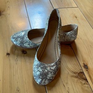 Frye Slip-on Flat Shoe Cream/Brown/Metallic Size 7